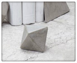 Serax - Geometrische vorm driehoek cement